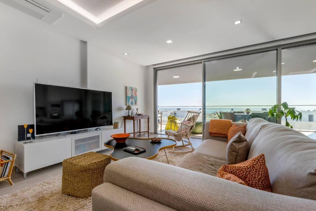 Bay View Apartment *