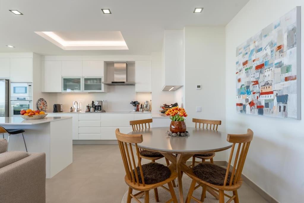 Bay View Apartment *